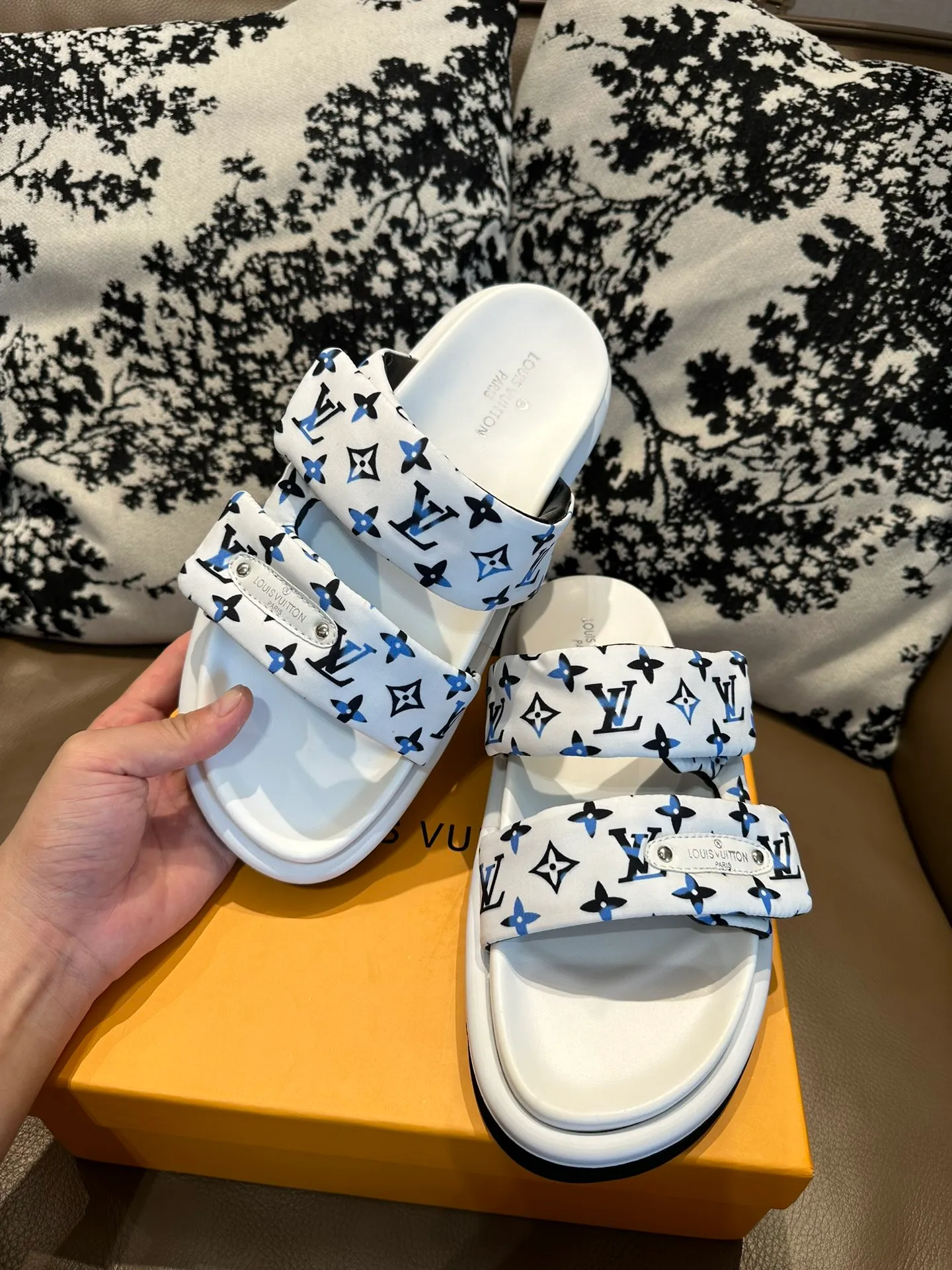 Men's shoes 💰360💰 LV. Slippers 🩴High silk fabric original PU water table rubber outsole, size 35-46